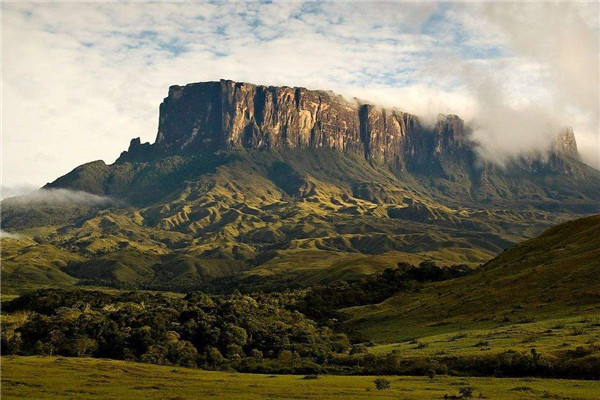 世界上最神奇的山 罗赖马山（到处都是悬崖峭壁）