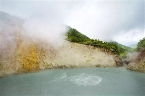 世界上最奇特的湖 沸湖（不断冒着热气的湖）