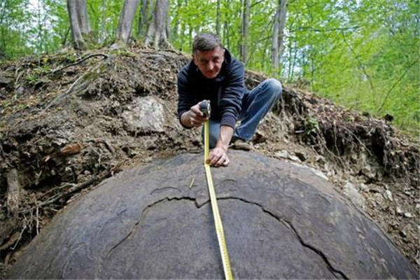 世界上最古老的人造石球 波黑的一个巨大的石球