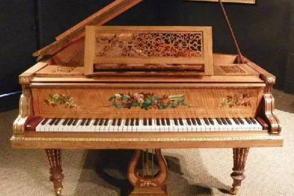 世界上最贵的十个钢琴:第一全身由水晶打造(价值2千万)