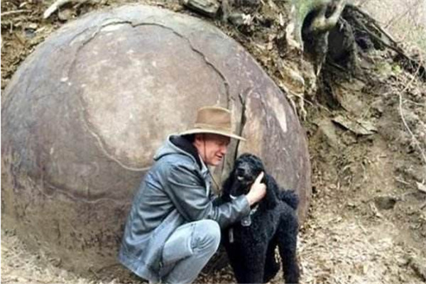 世界上最古老的人造石球 波黑的一个巨大的石球