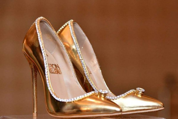 世界上最贵的鞋子排行:第一镶嵌30克拉钻石(价值1.4亿)