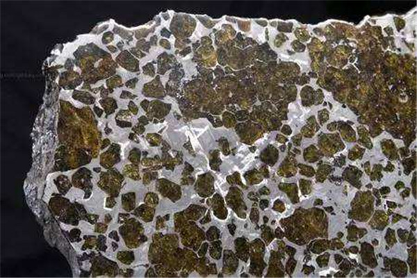 世界上最美的陨石 阜康陨石（内部闪闪发光就像萤火虫）