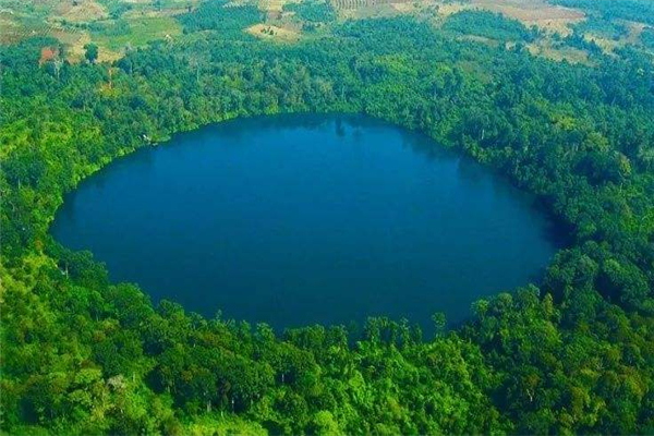世界十大最美火山口湖泊 长白山天池上榜蓝湖相当迷人