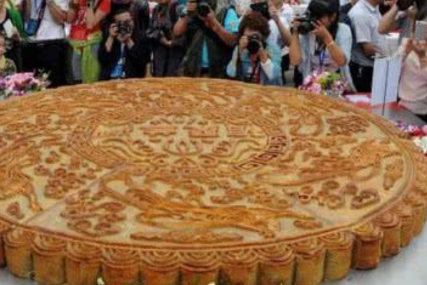 世界上最大的月饼：直径8.15厘米，厚20厘米(重12.98吨)