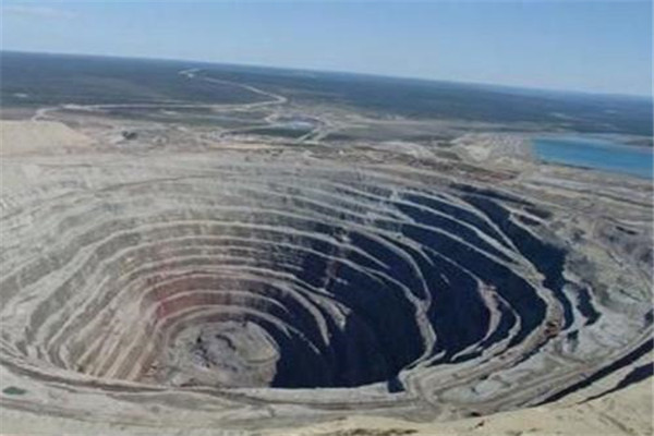 世界上最大的矿坑 金伯利钻石矿坑（长期开采所致）