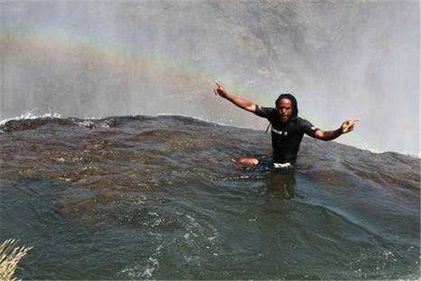 世界上最刺激的泳池 魔鬼池（非洲赞比亚河附近悬崖上）