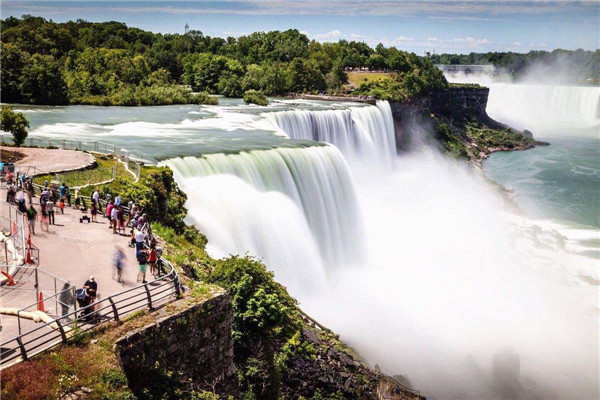 世界上水流量最大的瀑布 尼亚加拉大瀑布（典型跨国瀑布）