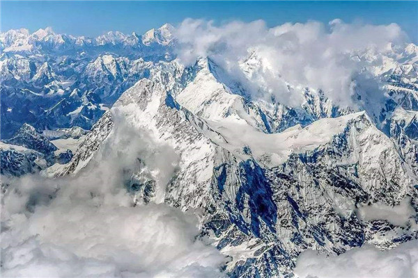 世界第一高峰是哪个 珠穆朗玛峰（位于中国尼泊尔边境）