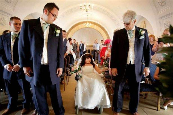 世界上最小的新娘 AmandaFyfe,身高仅81cm（脆骨症）