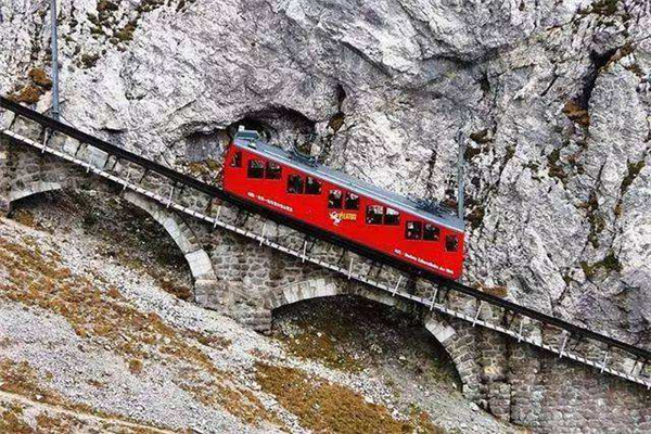 世界上最危险的铁路 位于皮拉图斯山（相当陡峭堪称奇迹）