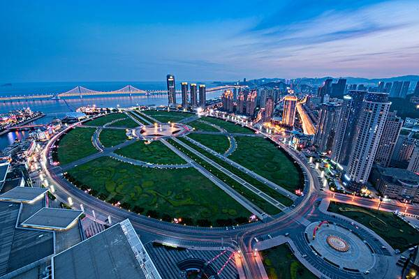 世界上最大的广场 辽宁的星海广场（为纪念香港回归而建）