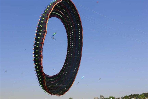 世界上最大的风筝 名叫舞龙,长达八公里的巨龙