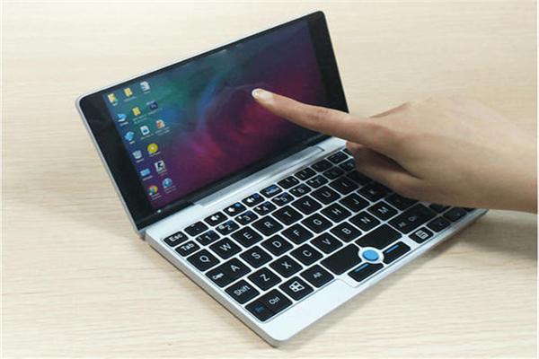 世界上最小的笔记本电脑 机身小巧做工精致携带很方便