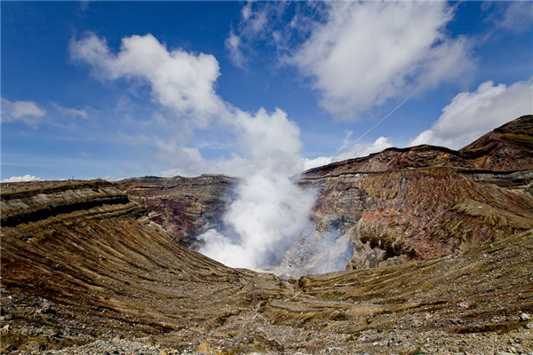 世界上最大的火山口 日本阿苏山火山口（喷发剧烈）