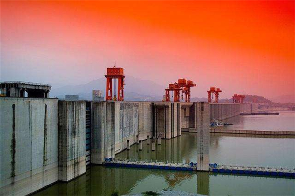 世界上最大的水坝 位于湖北省的三峡大坝（长38公里）