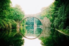 世界上最漂亮的拱桥魔鬼桥 从魔鬼手里骗来的德国拉科茨桥