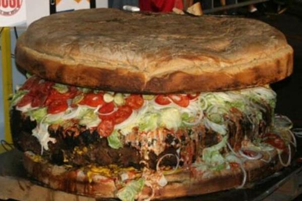 世界上最大的汉堡:肉饼就做了7小时(重量近2吨)