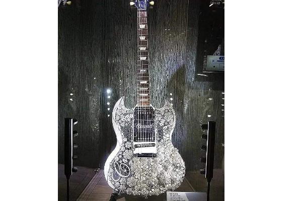 世界上最贵的吉他:镶嵌400克拉钻石(总价高达1300万)