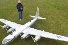 世界上最大的遥控模型飞机:使用96块电池(时速64公里)