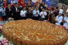 世界上最大的月饼:直径达8米(单单面粉就重1吨)