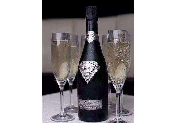 世界上最贵的香槟:镶嵌19克拉大钻石(价值120万英镑)