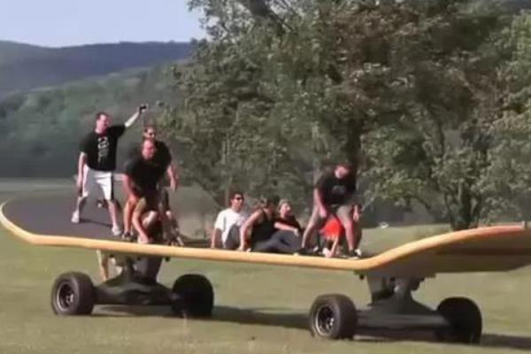 世界上最大的滑板:能承载20多个人(手脚并用才能爬上去)