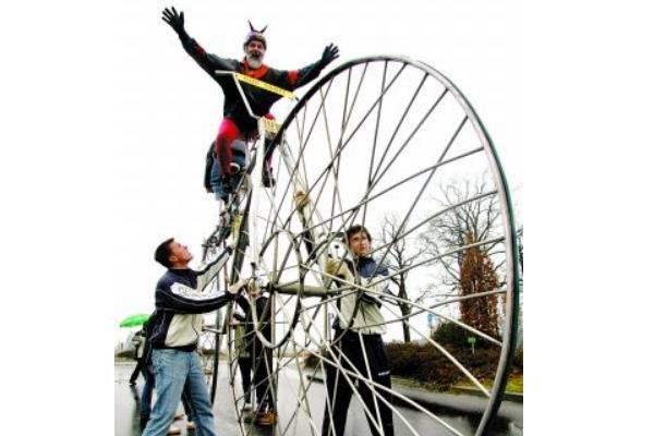 世界上最大的自行车轮子:宽达3.2米(相当于一层楼高)