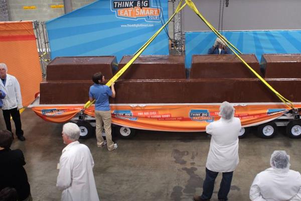 世界上最大的巧克力:重达5.57吨(只有敲碎才能食用)