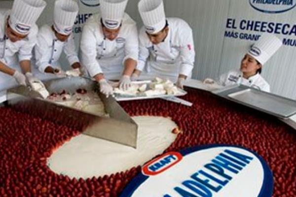 世界上最大的芝士蛋糕:重达2吨(55位厨师协力制作)