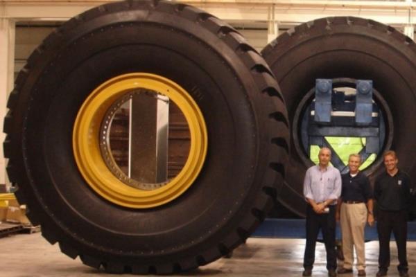 世界上最大的轮胎:足足有两层楼高(重5.3吨/价值百万)