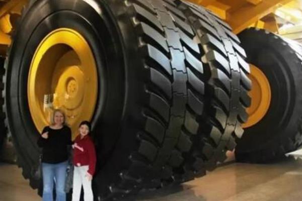 世界上最大的轮胎:足足有两层楼高(重5.3吨/价值百万)