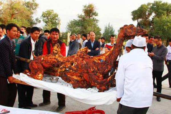 世界上最大的一道菜:几米长的烤骆驼(90人宴会上的硬菜)