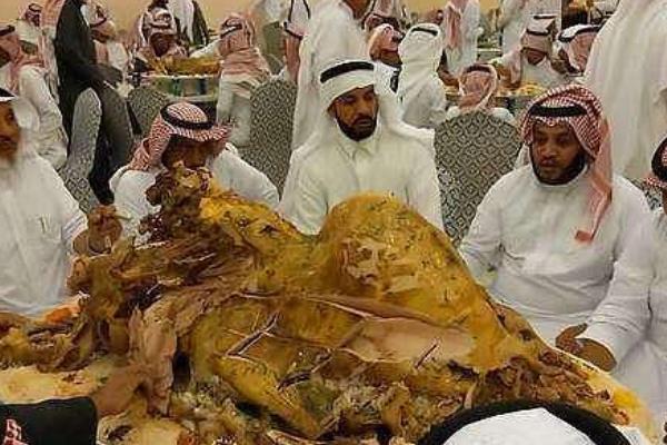 世界上最大的一道菜:几米长的烤骆驼(90人宴会上的硬菜)