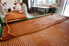 世界上最长的香肠:猪肉就用了3千公斤(全长2031米)