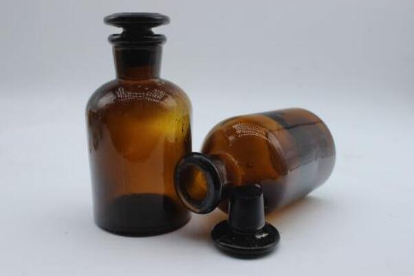 细口瓶的用途:保存液体试剂，方便液体倒出来(不可加热)