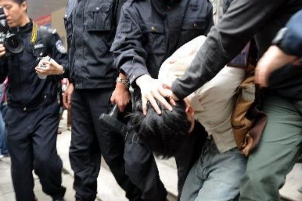 安徽持枪劫持人质事件:警方对峙嫌犯八小时(街头枪战)