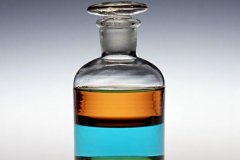 细口瓶的用途:保存液体试剂，方便液体倒出来(不可加热)