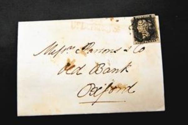 世界第一枚邮票出现在哪个国家?正面印有女王(产自英国)