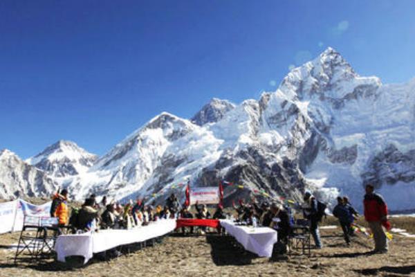 世界上最高的内阁会议:24位尼泊尔人顶着狂风呼吁环保