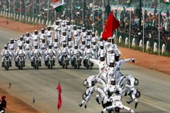 世界上最奇葩的阅兵式:印度摩托叠人墙/法国士兵扛斧头