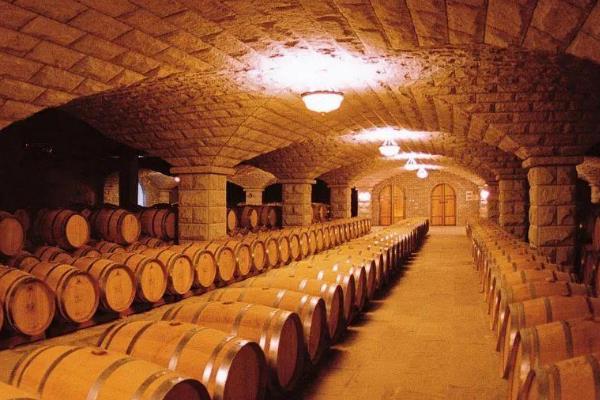 世界上最大的地下酒窖:摩尔多瓦(能储存两百万瓶葡萄酒)