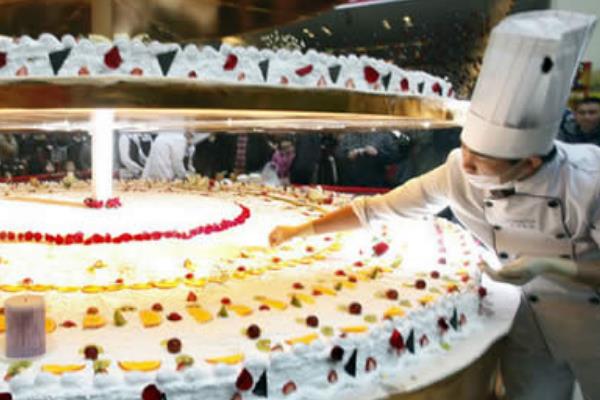 世界上最高的蛋糕:耗费了500公斤鸡蛋(高度可达8米)