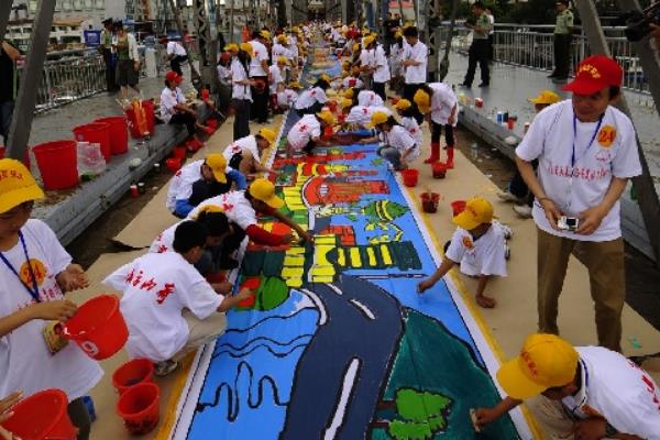 世界上最长的儿童画:全长202米(四百位小朋友合力完成)