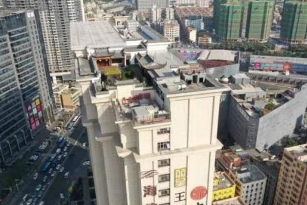 23层高楼上的深圳“空中皇宫”:违规建筑十几平，超奢华