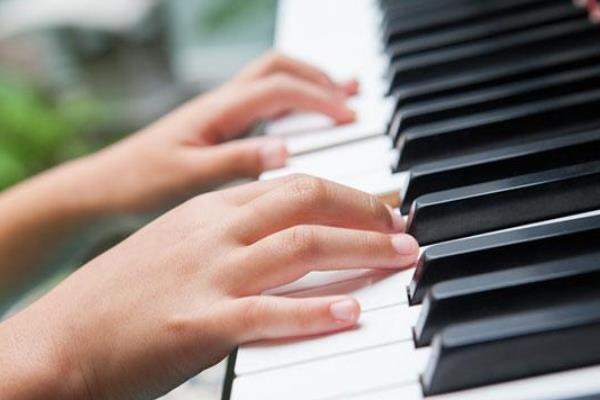 世界上最快的手指:每秒敲击琴键13次(人眼都无法看清)