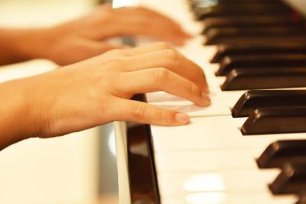 世界上最快的手指:每秒敲击琴键13次(人眼都无法看清)
