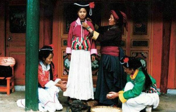 沙拉洛是什么样的仪式：彝族少女的成人礼仪式（15-17岁）