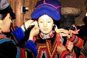 沙拉洛是什么样的仪式：彝族少女的成人礼仪式（15-17岁）