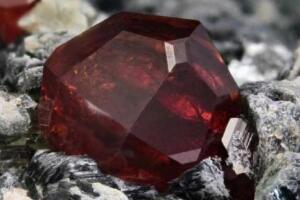 红硅硼铝钙石怎么辨认 红硅硼铝钙石有何作用（收藏）